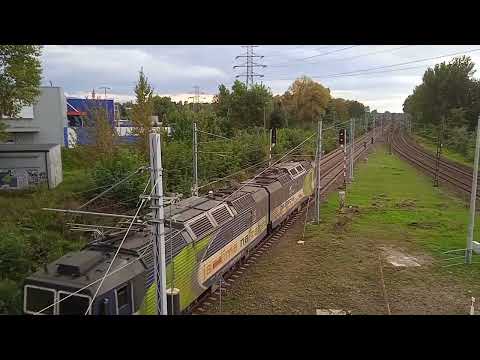 Pociągi towarowe na przejeździe kolejowym w Rybniku