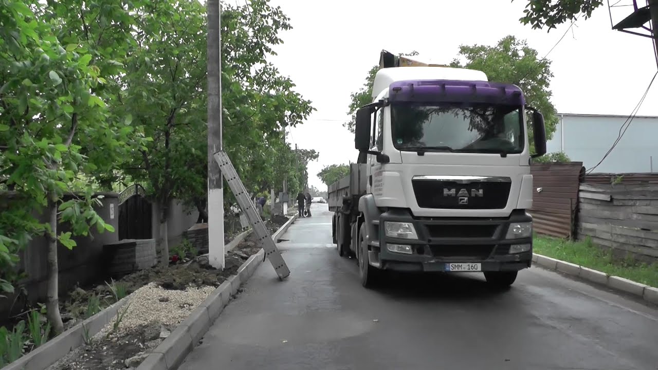 Lucrările de construcție a trotuarului din strada A. Mateevici continuă