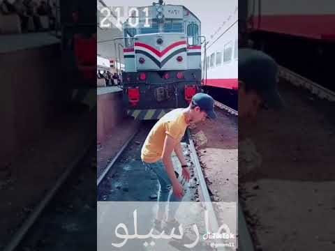 , title : 'مفاجئة شاب مصري يقف في محطة القطار السريع يقف على السكة الحديدية وأمامه قطار يطلع'
