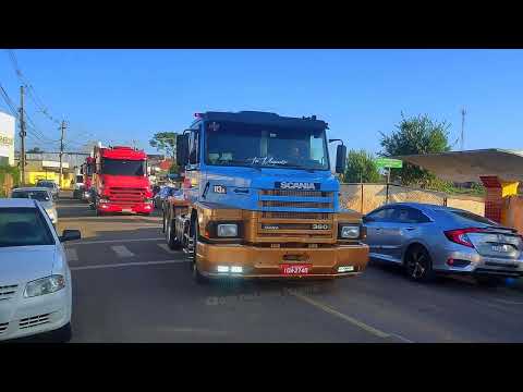 Potência e Presença: Scanias Imponentes Cruzam o Cenário Urbano de Minas