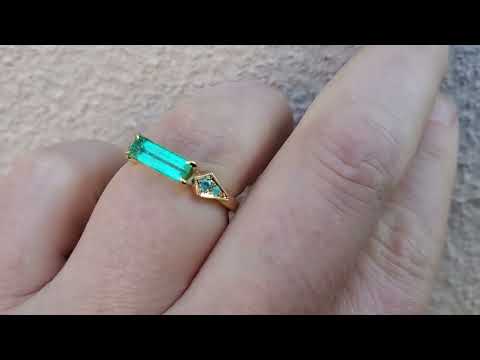 Aria Ring 18 kt yellow gold with Colombian Emerald and Brazilian Paraiba Tourmaline