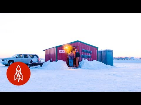 ミネソタの湖畔のバーでコールドワンをつかむ