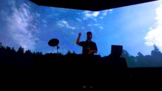 DJ Shadow - Midnight in a Perfect World (Hudson Mohawke Remix) - (Plaza Condesa 19-08-16)