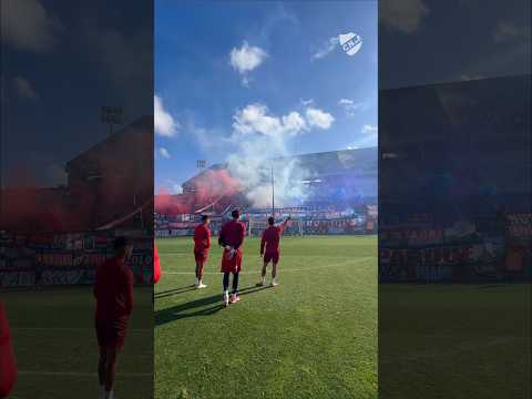 "LA HINCHADA Y LOS JUGADORES " Barra: La Banda del Parque &bull; Club: Nacional