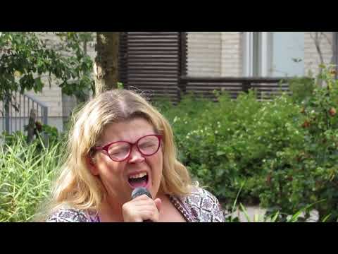 Korttelikonsertti 2022-8-18 (4/4) -  Rionkatu 7 - Duo Riikka Timonen & Senni Eskelinen