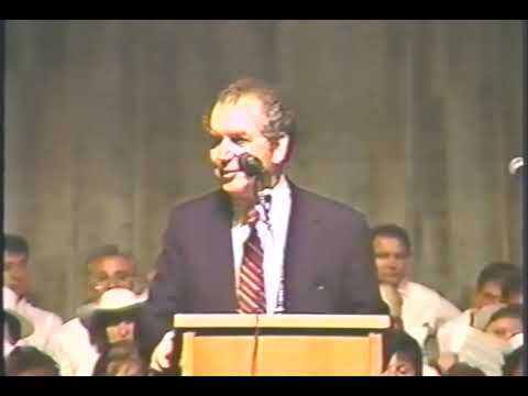 Fratele Liviu Olah predică la Convenția Baptistă din 1988