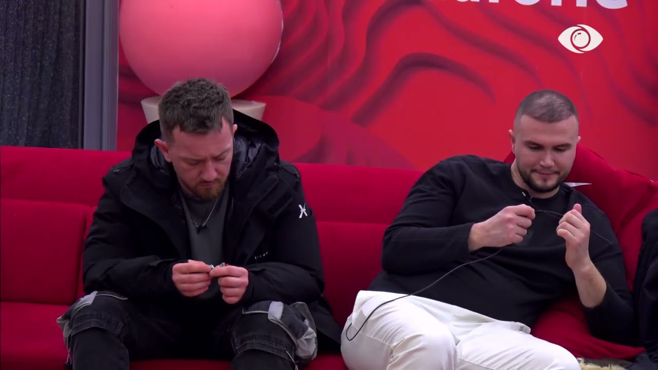 “Dyfytyrësh”/ Vserlo-Tirit për shfaqjen: Ti je kur s’duhet të jesh dhe flet kur nuk duhet të flasësh