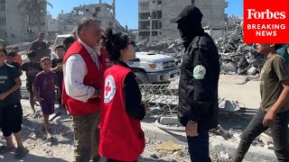 Download lagu Members Of Hamas' Al-Qassam Brigades Speak To Red Cross Teams During Hostage Recovery Efforts mp3 Download lagu Members Of Hamas' Al-Qassam Brigades Speak To Red Cross Teams During Hostage Recovery Efforts mp3