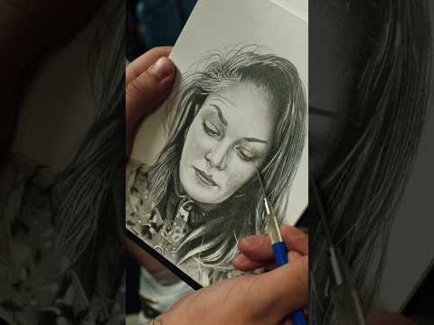 Drawing a random woman on the train! (Sweet reaction) 🥰
