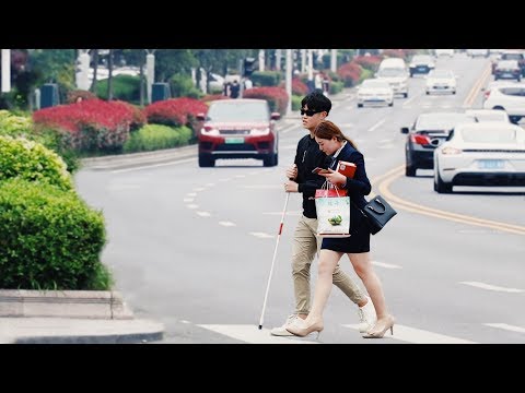 當路人在斑馬線前遇到了他，有人主動挽起了他的胳膊......