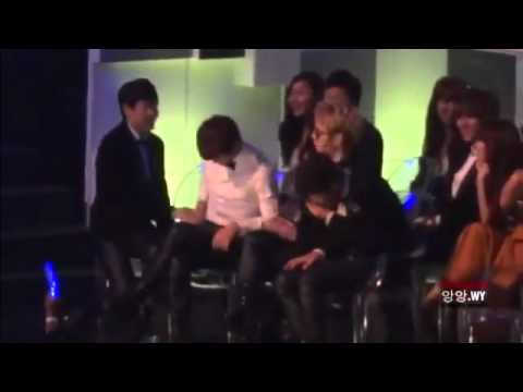 [FANCAM] 111129 DongWoon pass his suit to one of A Pink member @ MAMA #1