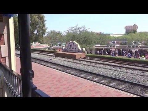 現代社会学科 Disneyland Railroad Engine No. 4 Ernest S. Marsh arriving at Main Street Station