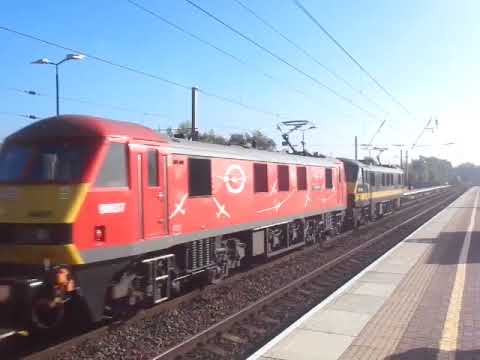 The x2 Class 90 DB Cargo UK Nos.90020+90037 with Rail Containers was passing through at Wigan.