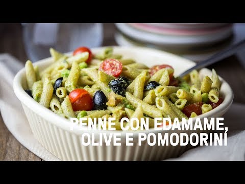 Pasta fredda estiva vegan con edamame, pomodorini, olive e crema di zucchine