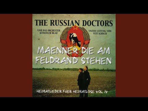 Männer die am Feldrand stehen