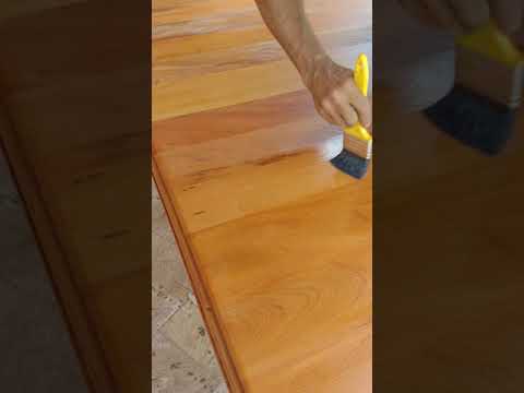 aplicação de seladora (secagem rápida ) em mesa restaurada de madeira..