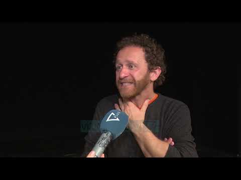 Shfaqje me ligjet e fizikës, profesori ngjitet në skenë si xhongler - Lajme - Vizion Plus