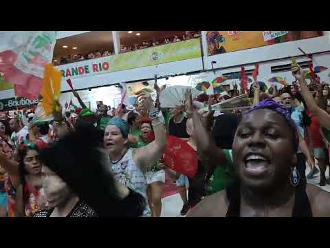Grande Rio 2022: casal e comunidade no último ensaio de quadra