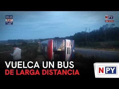 Vuelca un bus de larga distancia y por fortuna solo se registraron daños materiales