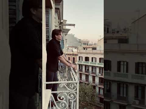 Gus Farwell sings Nessun Dorma (again) in Barcelona on Day 21 of the CV Lockdown.