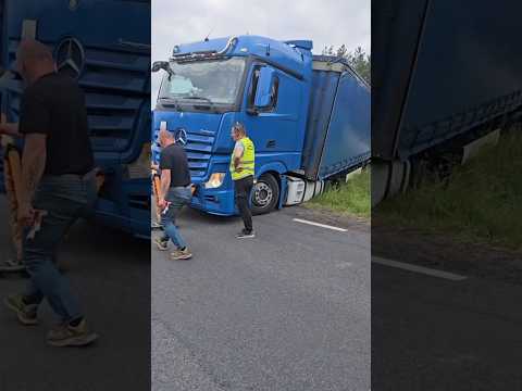 Help kolega to get out #truckdrivers #truckdriving