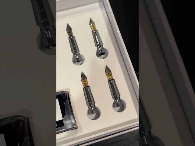 Vídeo relacionado con Wordsworth & Black Calligraphy Pen Gift Set, Incluye botella de tinta, 6 cartuchos de tinta, convertidor de recarga, 6 puntas de repuesto, bambú de lujo, bolígrafos de escritura [Madera de arce]