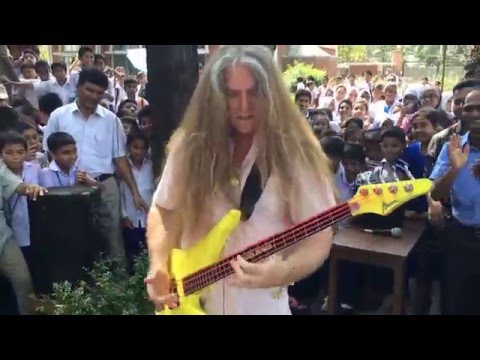 Magnus Rosén plays for 800 school students in Bangladesh