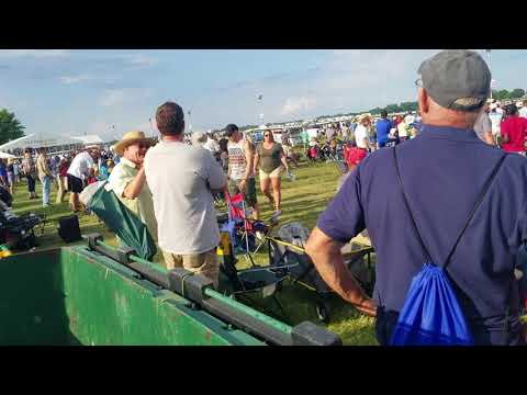 Bad a$$ F16 demo. E.A.A. Oshkosh Airventure.