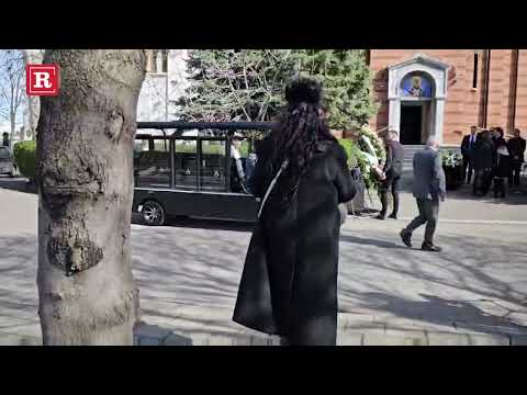 Dragomir Karić sa porodicom stigao na sahranu Hafe Karić