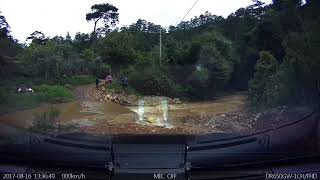 preview picture of video 'Vượt đập tràn mùa lũ để đến với Ma Rừng Lữ Quán bằng xe CUV'