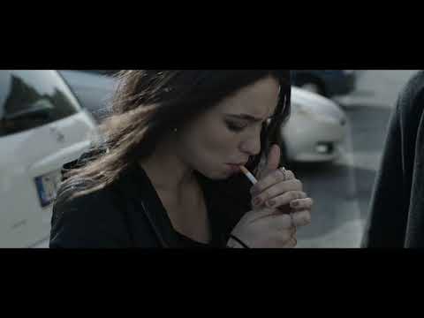 Thumbnail of the video: Una Famiglia | Clip | Hai gli occhi buoni!