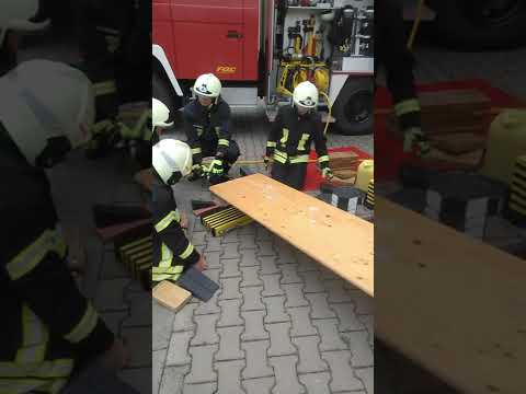 Übung langsames und sicheres heben mit fast allen was auf den Fahrzeugen verlastet ist.