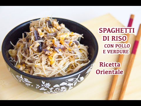 SPAGHETTI DI RISO CON POLLO E VERDURE | ricetta orientale facile e gustosa