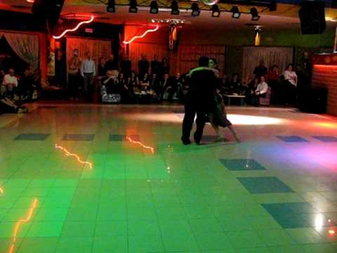  Kicca Tommasi  and  El Pibe Avellaneda  are  dancing  to  the  vals  "  Mentias  "