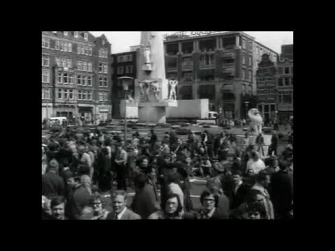 1971: Koninginnedag op de Dam in Amsterdam met hippies - i.h.k.v. Koningsdag 2024