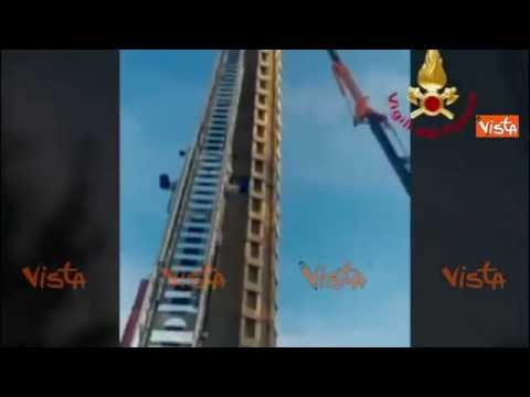 Corridonia, così i Vigili del Fuoco mettono in sicurezza una ciminiera nelle zone del terremoto