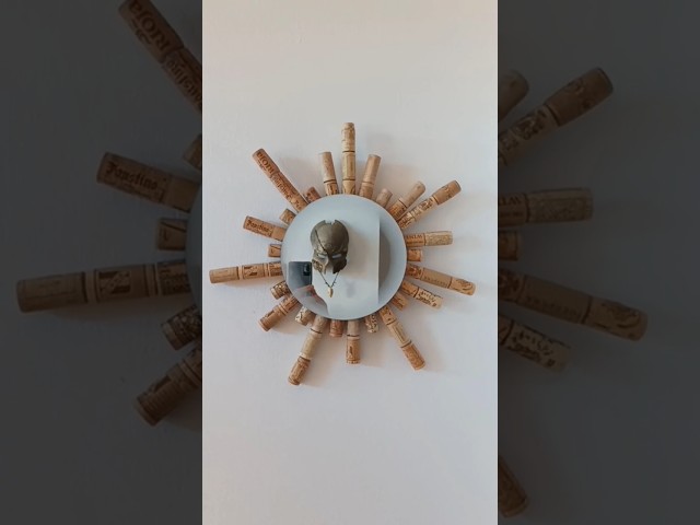 Vídeo relacionado con Luocute Soporte de Corcho de Vino de Metal, Caja de Almacenamiento Decorativa de Corcho de Vino de Gran Capacidad, Encanto Rústico, Diseño Elegante, Capacidad para 60 Corchos, Material