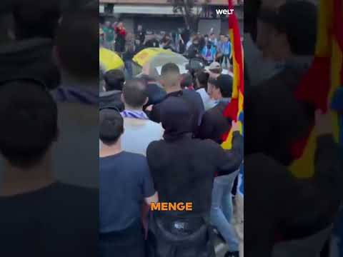 BARCELONA: Aufsehenerregender Unfall! Auto rast bei Fußball-Derby in Menschenmenge! #shorts