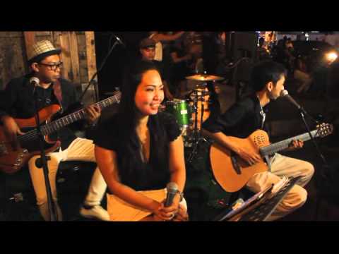 La Bomba Covered by El Savadore Band Bali