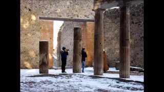 preview picture of video 'NEVE a POMPEI SCAVI nell'ultimo dell'anno 2014'