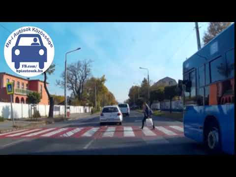 Kiemelten jól látható zebra, mégis egyszerre majdnem ketten gázolnak gyalogost!