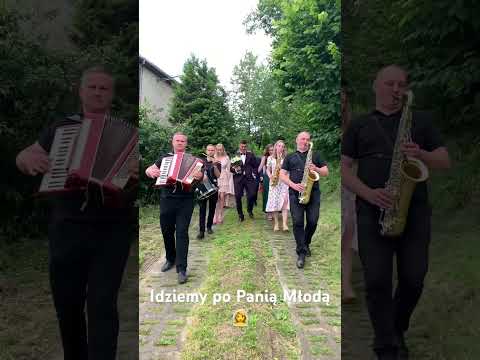 Prężnym krokiem idziemy z Panem Młodym po Panią Młodą 🫡 #zespółweselny #biesiada #paramłoda