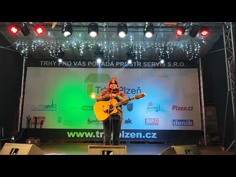 Jakub Smolík v Plzni na náměstí Republiky celý koncert