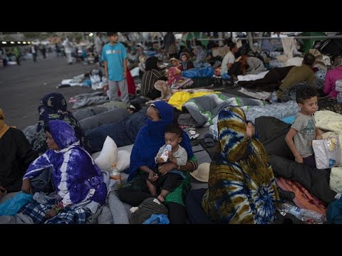 فيديو.. ليلة ثالثة يقضيها آلاف اللاجئين في العرء بعد حريق مخيم موريا في جزيرة ليسبوس…