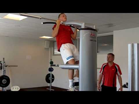 Nikolaj Overgaard tager kropshævninger