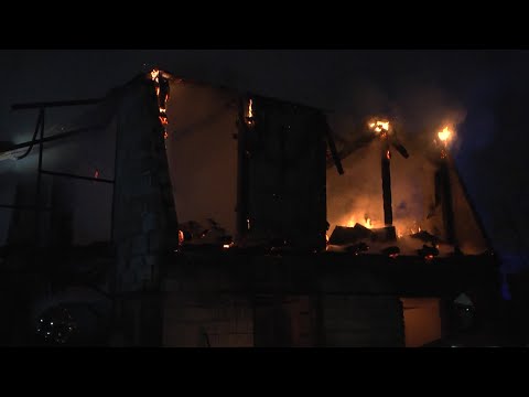 "Жигулёнок" сгорел вместе с 2-этажным автосервисом. Real video