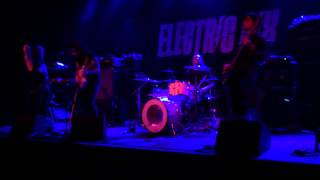 White Reaper - I Don't Think She Cares, Live at the Waiting Room Lounge, Omaha, NE (6/17/2015)
