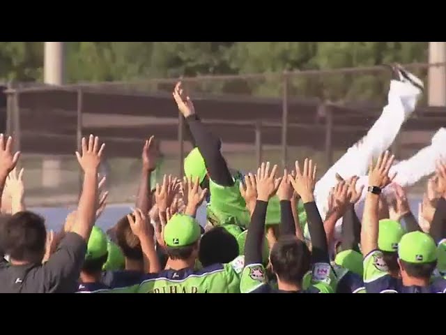 【ファーム】最後は両軍が集まりファイターズ・實松を胴上げ 2019/9/23 F-G(ファーム)