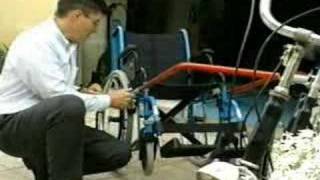 preview picture of video 'fauteuil en remorque d'un vélo/ wheelchair towed by a bike'