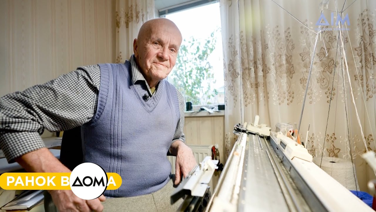 Волонтерство без віку: дідусь із Черкащини в'яже шкарпетки для фронту